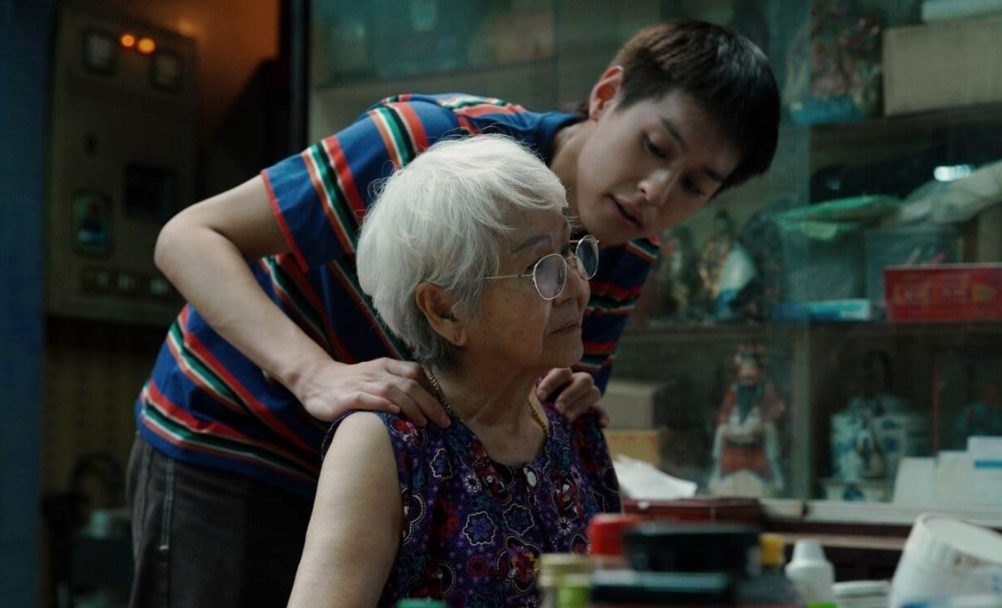 改編自真人真事的溫馨喜劇,劇情充滿笑淚與深刻的情感轉折(圖:《金孫爆富攻略》劇照)