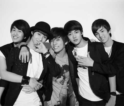 SHINee 的滿滿團魂讓粉絲們感動不已!(圖/ SHINee 臉書)