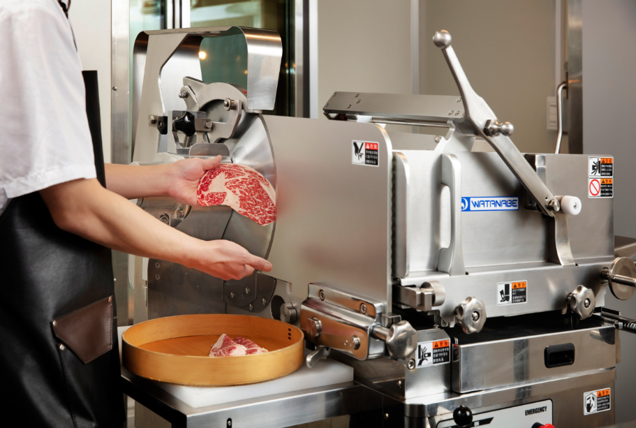 餐廳使用「日本冷藏鮮肉切片機」最終以 1.8mm 厚度呈現適合火鍋食用的和牛(圖:Wagyu Club)