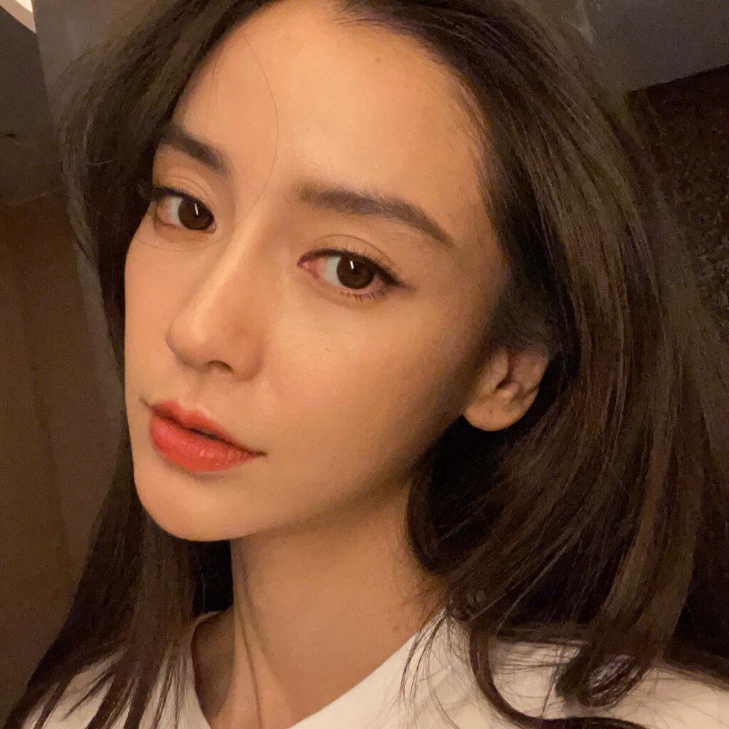 楊冪的鼻型,也是不少人隆鼻的範例。(圖/angelababyct IG)