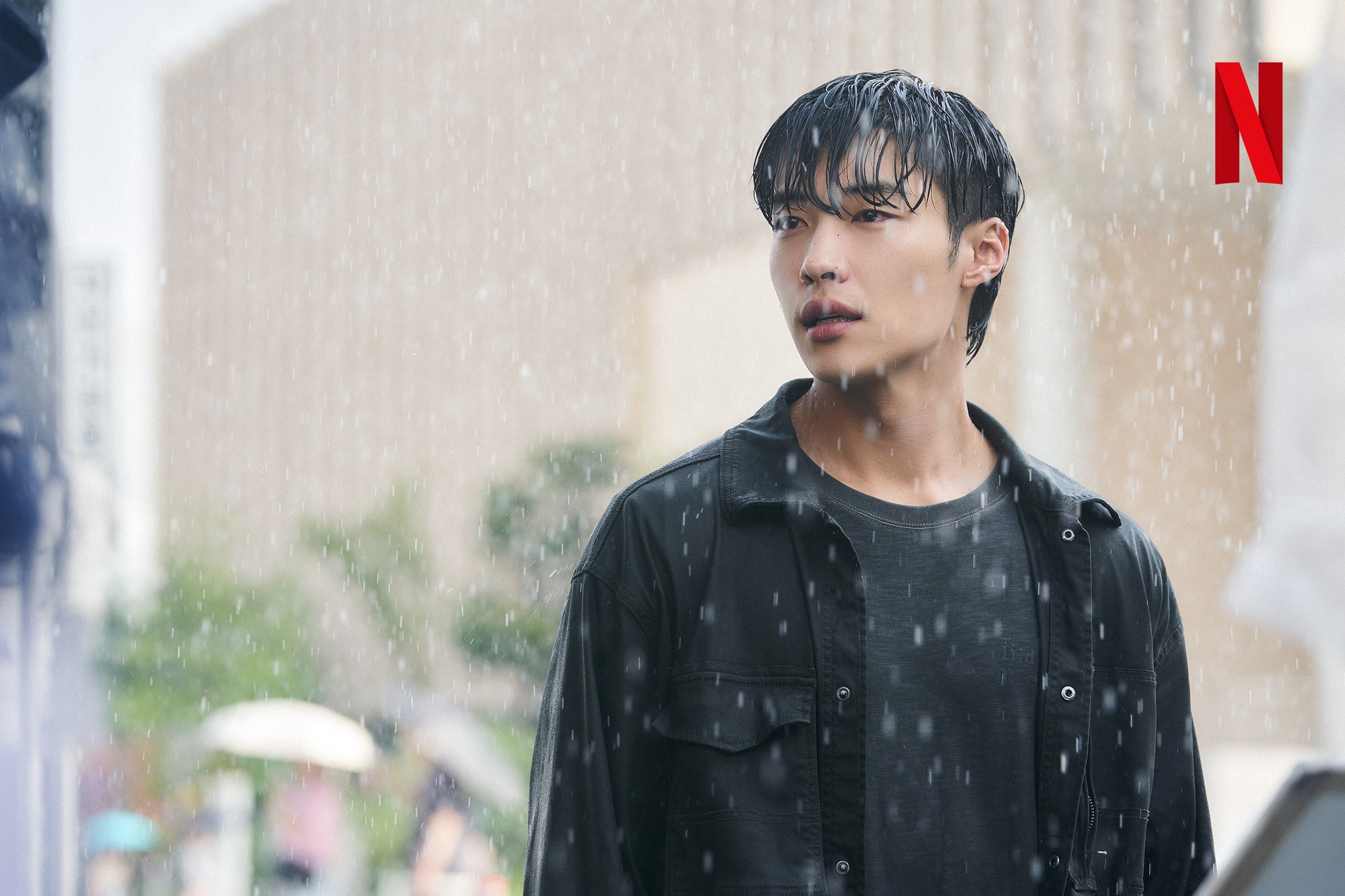 劇中男主角「海潮」諸事不順,卻仍努力追光。(圖/@ Netflix)
