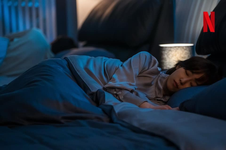 還有些人會藉由精油放鬆,幫助睡眠。(圖/《一箱情緣》劇照)