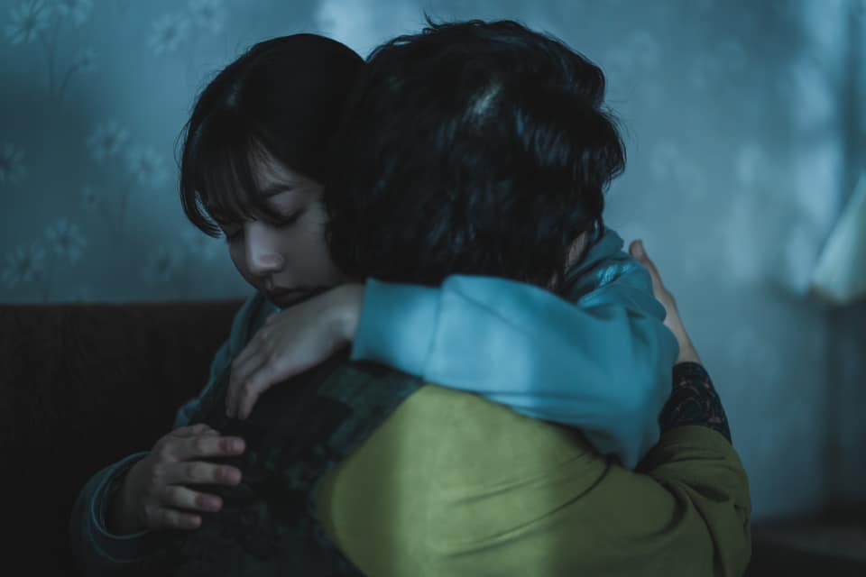 長期有睡眠困擾的人,應該尋求親友或專業的幫助。(圖/《照明商店》劇照)
