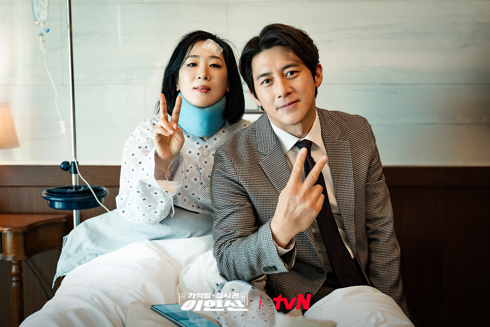 朋友總是會出手相助。(圖/tvN,《假釋審查官李韓信 》劇照)