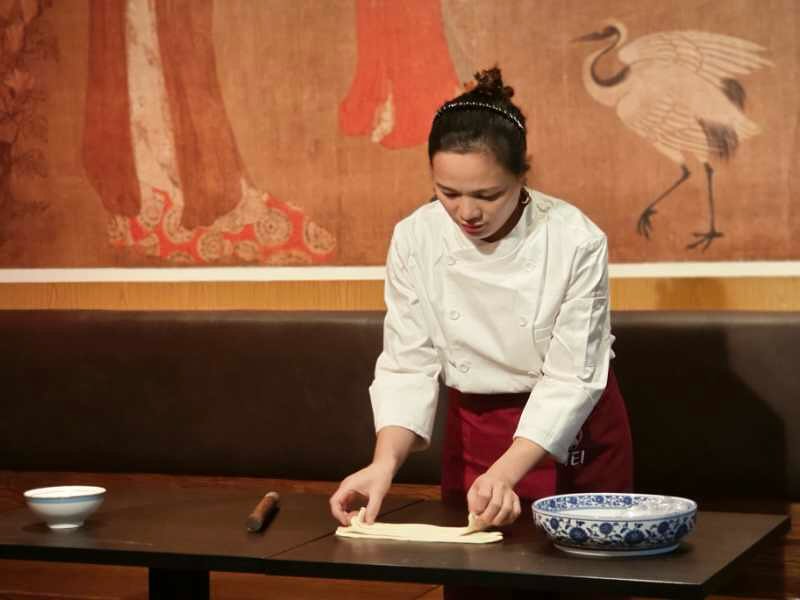 中國女廚魏桂榮 2024 年登上 Netflix 紀錄片《主廚的餐桌:麵食》(圖:IG@guirongwei)