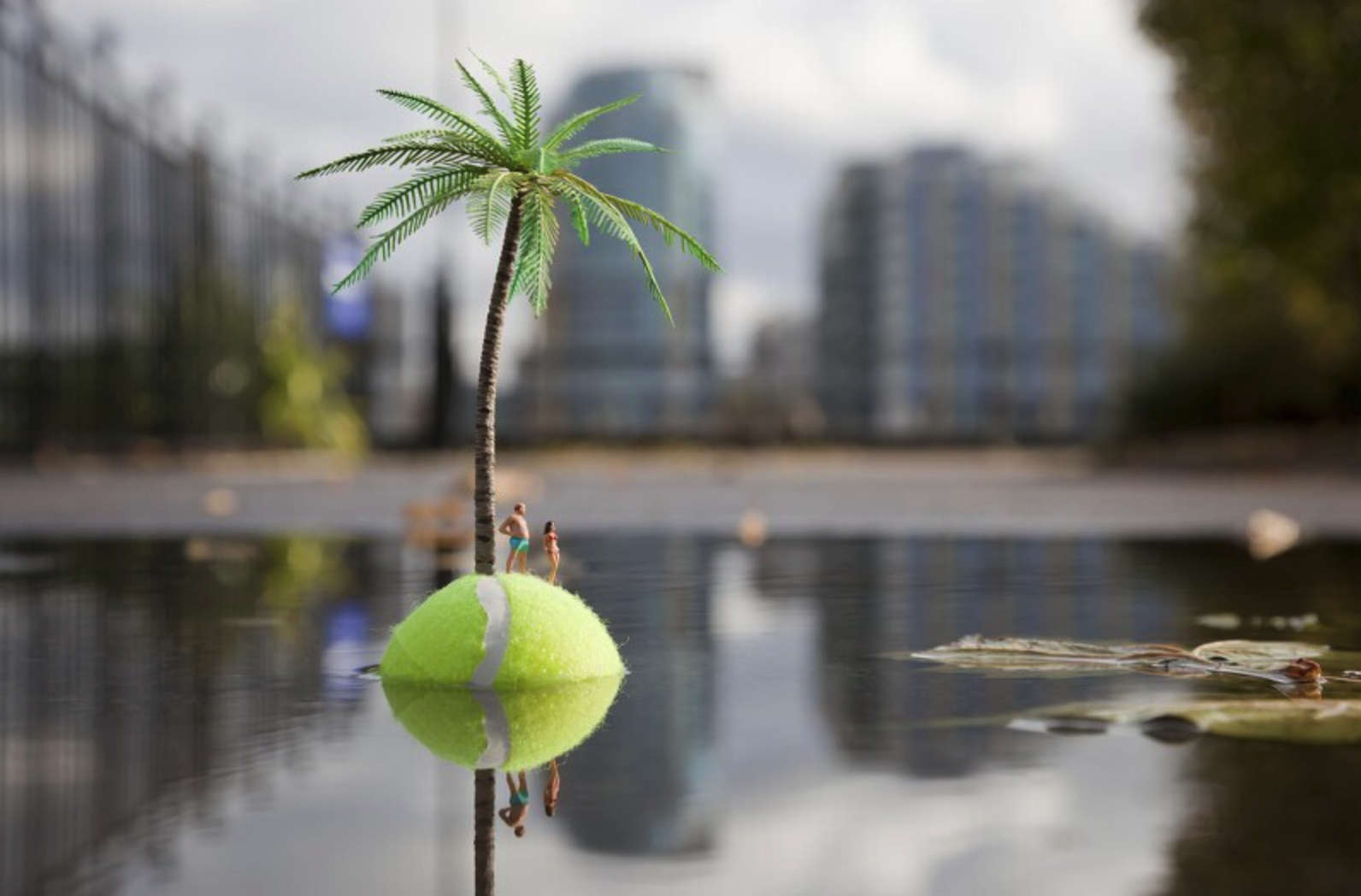 英國藝術家 Slinkachu《The Last Resort》將網球變成島嶼(圖:KKLIVE)