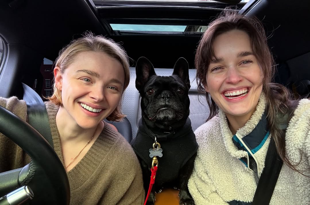 Chloë Moretz 甜曬鑽戒宣布訂婚。(圖/Instagram @chloegmoretz)