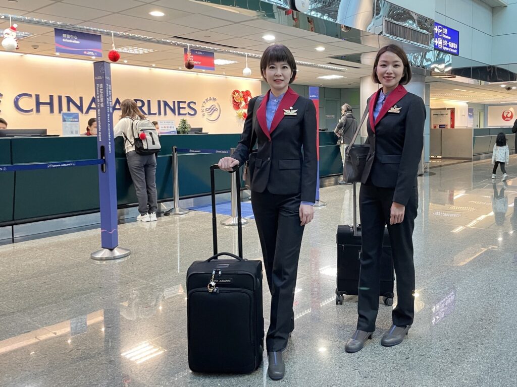 華航女性空服員的褲裝制服在 2025 年初正式上線(圖/ 中華航空)