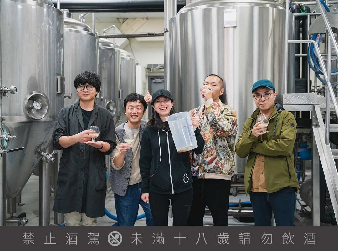 臺虎精釀與拍謝少年的首張專輯《海口味》合作,酒標由名設計師廖小子操刀設計(圖:IG@taihubrewing)