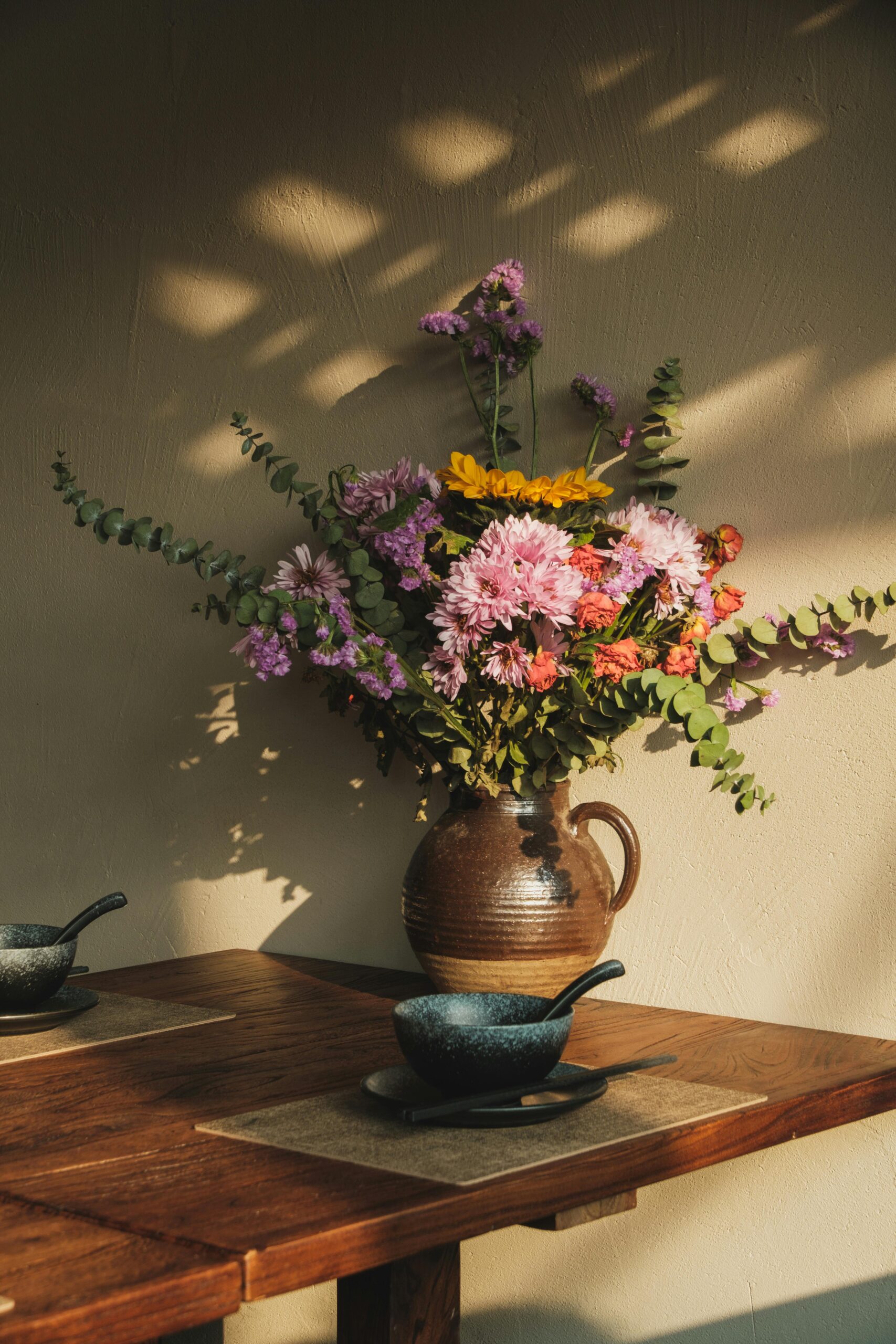 在家佈置花瓶與鮮花:讓桃花開得更燦爛。(圖/Pexels)