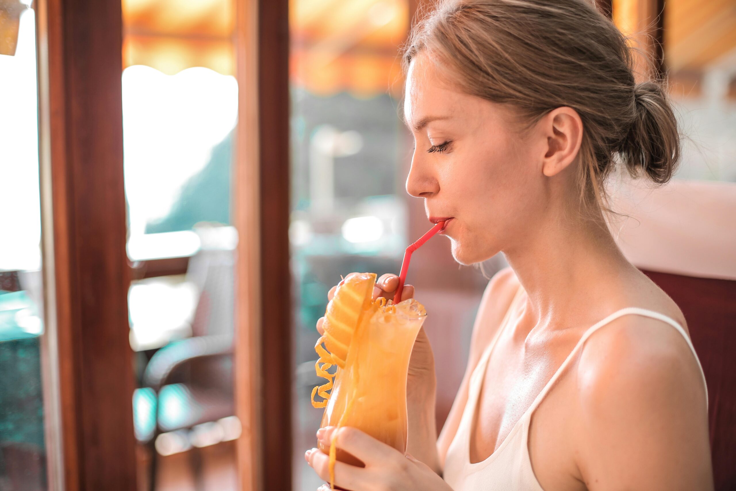 你第一口習慣先喝飲料嗎?(圖/Pexels)