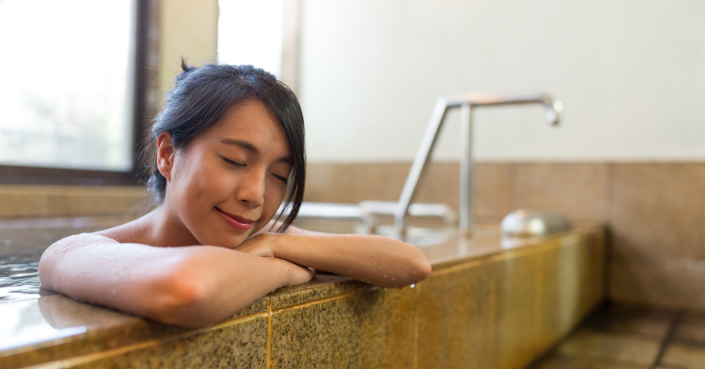 乾性膚質的人，泡溫泉可要注意時間。（圖／canva）