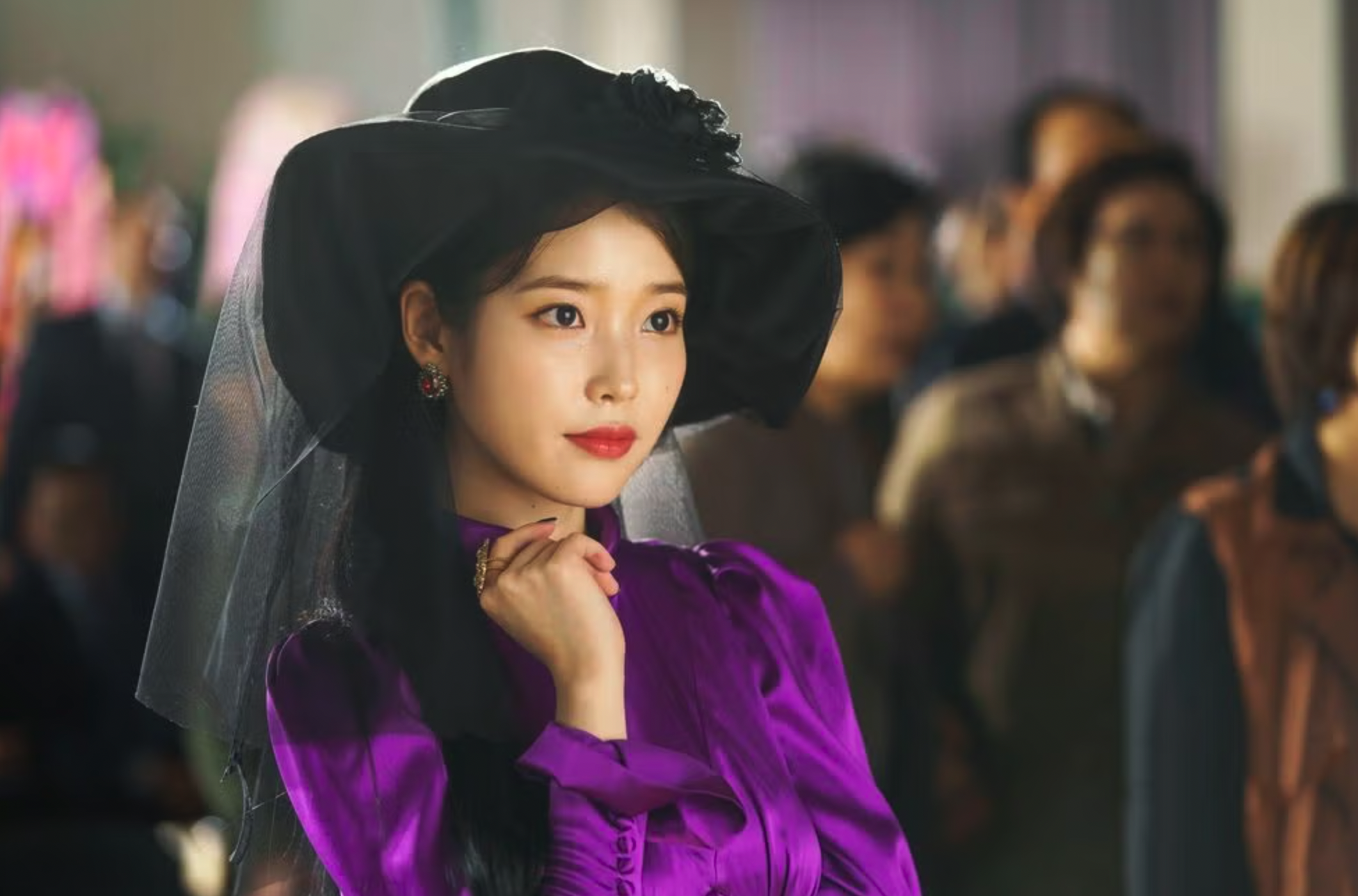 IU 將張滿月的內心戲拿捏得相當到位,收穫劇迷好評(圖:《德魯納酒店》劇照)