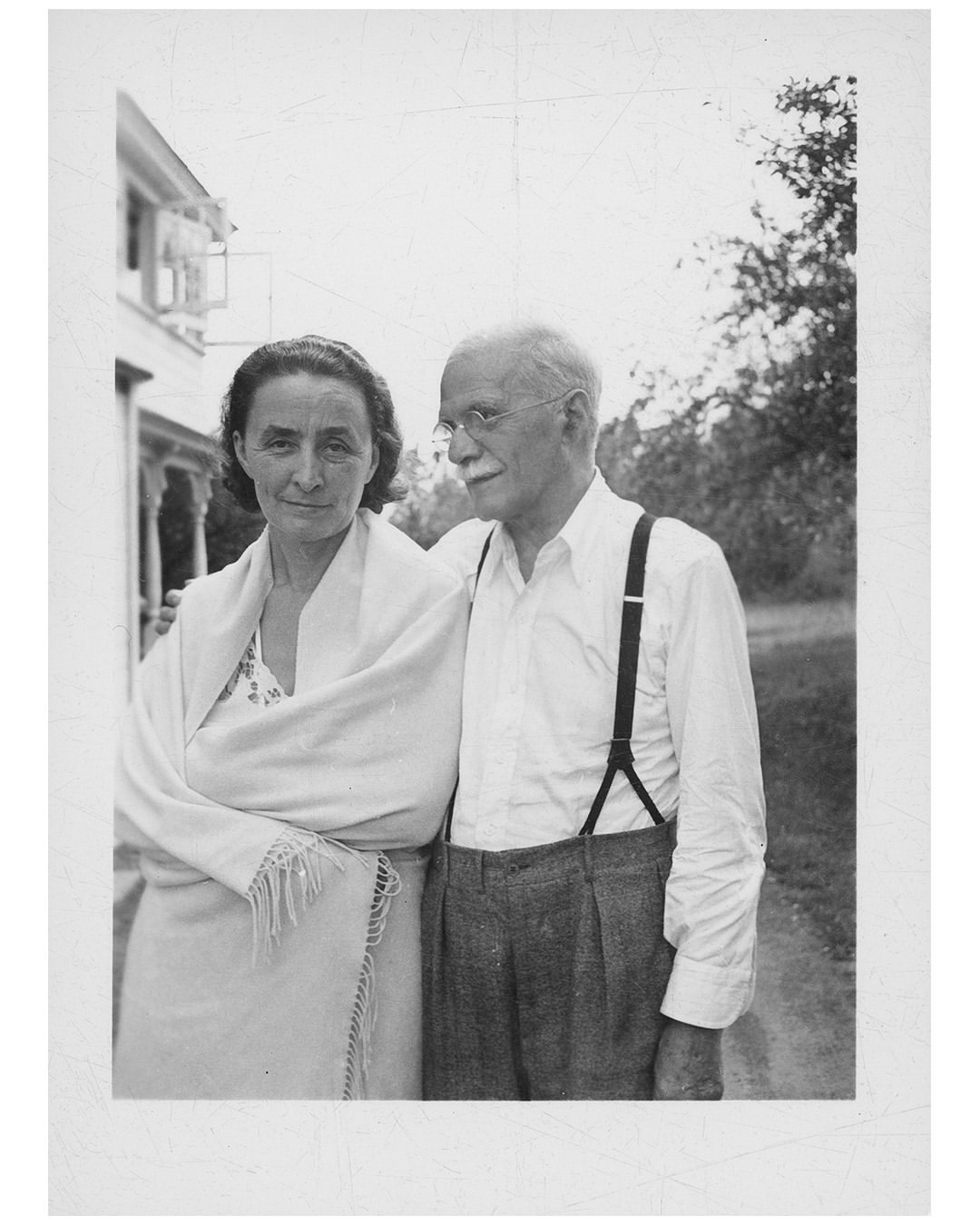 Alfred Stieglitz 與妻子離婚,正式迎娶 Georgia O’Keeffe,兩人摯愛與摯友(圖:IG@okeeffemuseum)