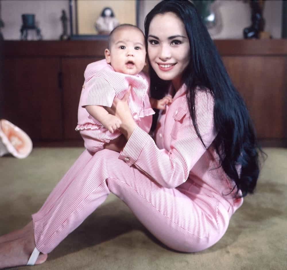 受到政治風暴牽連,因保護女兒而坐牢(圖:Pinterest)