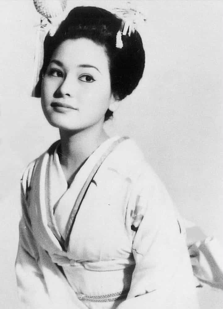 16 歲因為父親離世,黛薇夫人為了扛起家人生計,於當時赤坂知名的豪華俱樂部工作(圖:Pinterest)