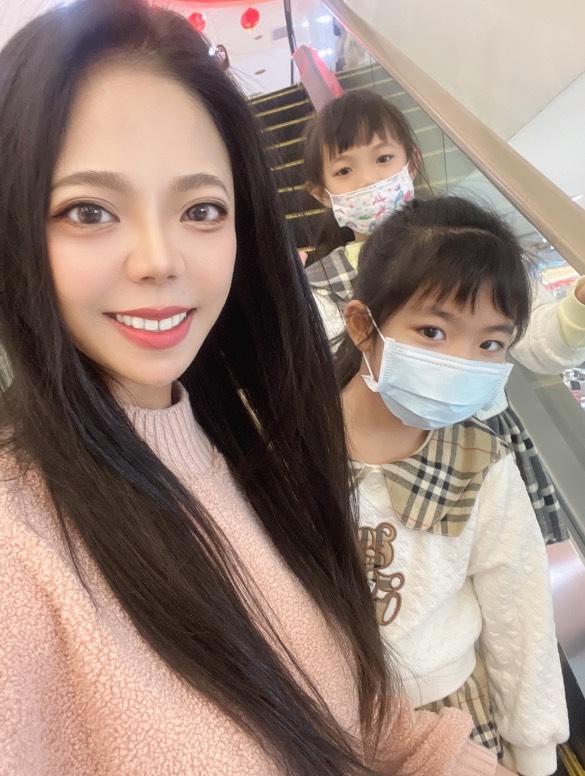 靜靜是兩個可愛女兒的媽媽。(圖/靜靜 提供)