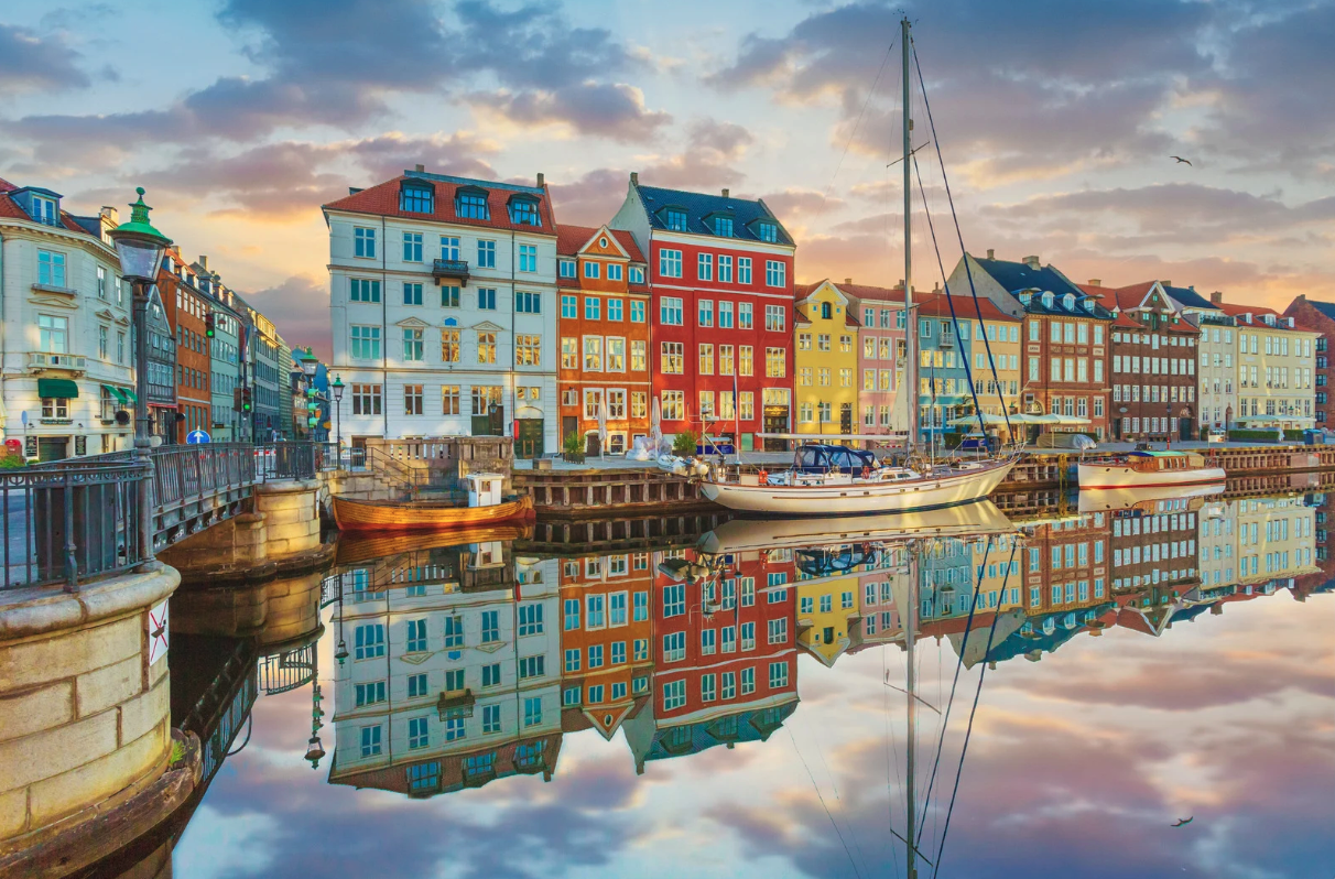 港口區「Nyhavn」沿岸有許多咖啡館和餐廳(圖:Canva)