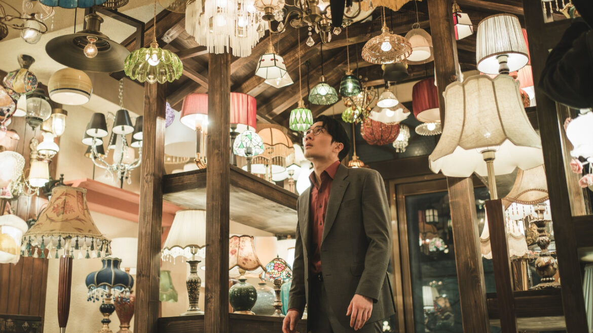 《照明商店》劇照。（圖／Disney+）