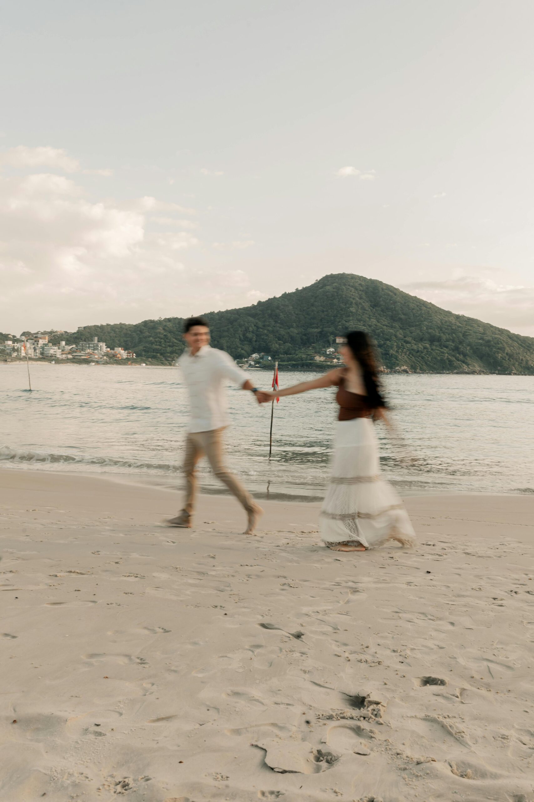 在海邊散步很浪漫。(圖/Pexels)