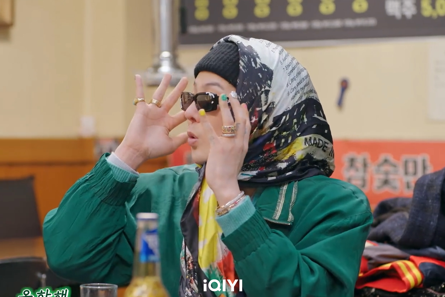 權志龍在等待鄭亨敦來時,笑說好像在錄「換乘戀愛」(圖:iQIYI)